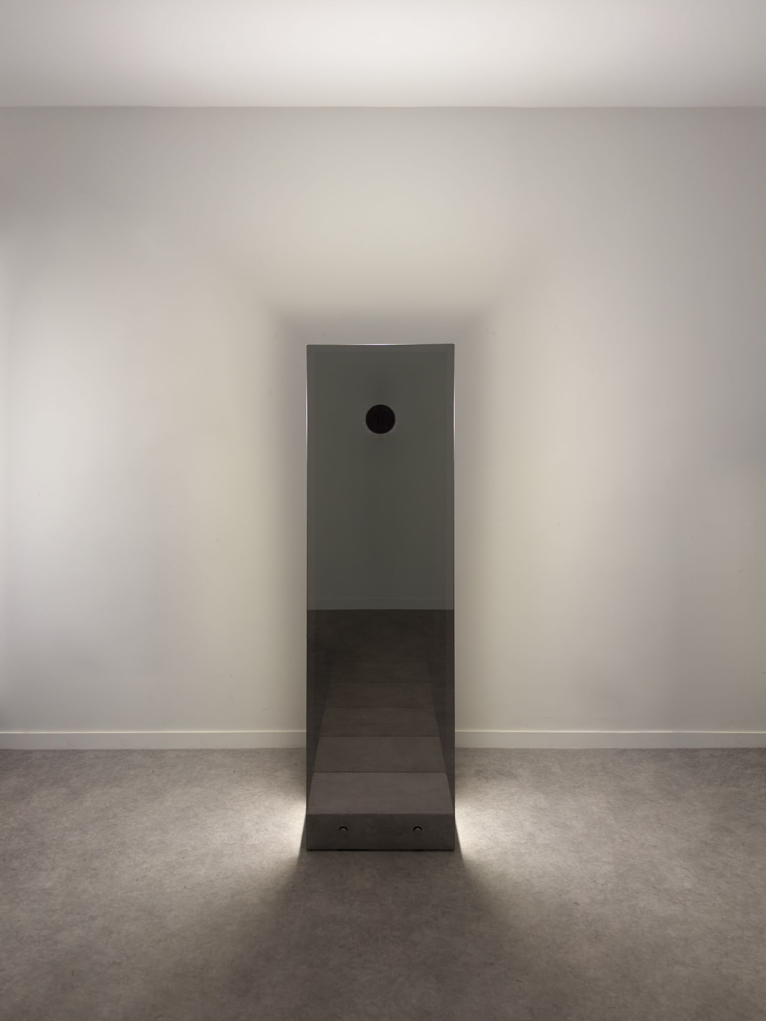 Multiple reflections in the mirrors create an illusion of a lighting space extending beyond the sculpture's physical limits.