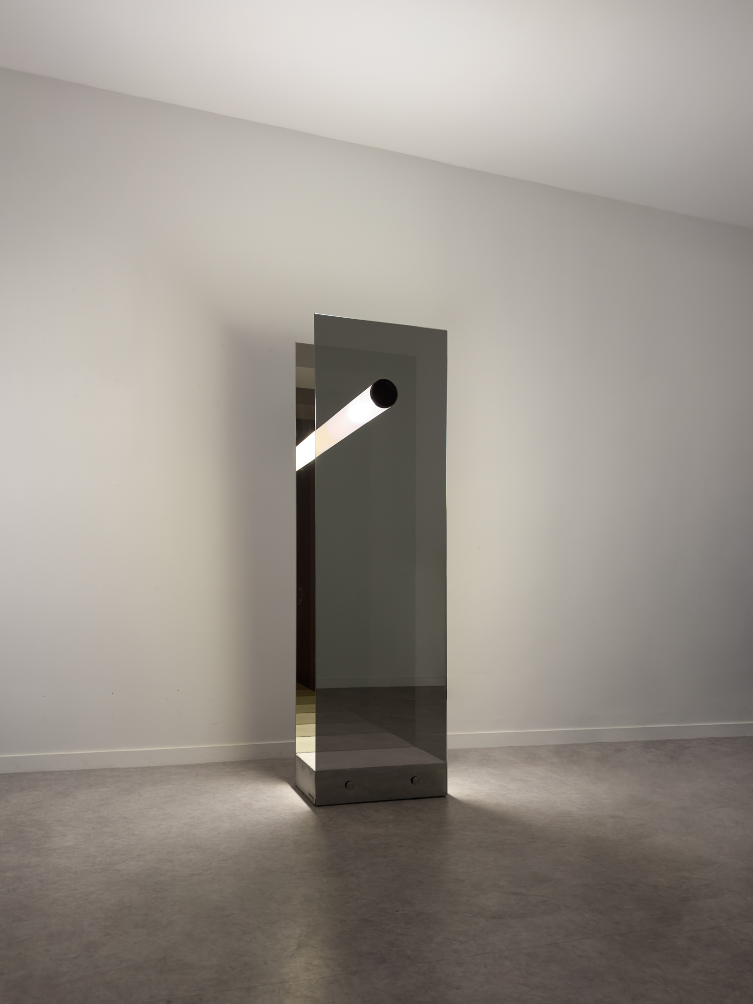 Luminous tube held by two vertical and parallel one-way mirror plates, creating a infinite depth effect.