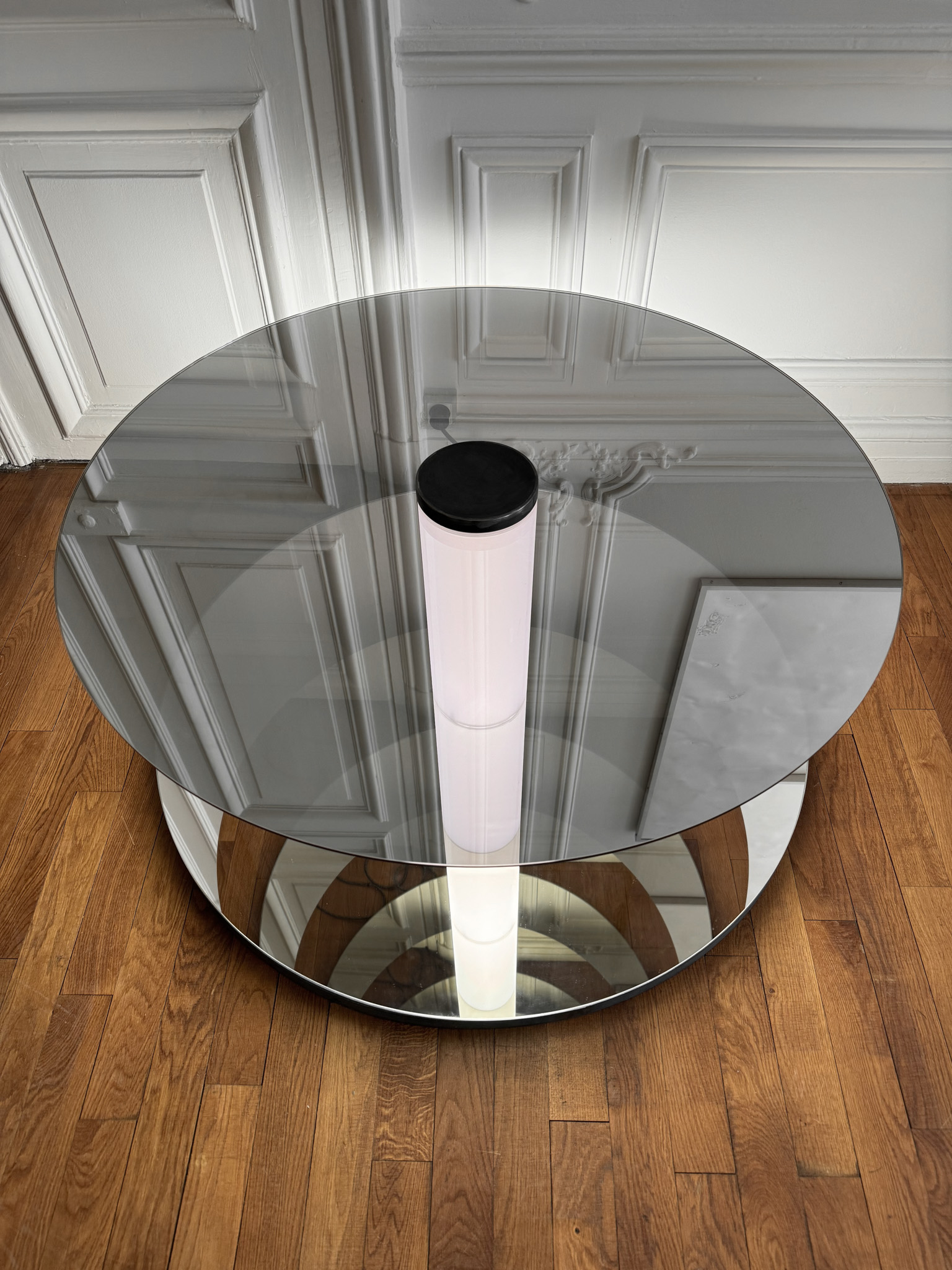 Minimalist floor sculpture "Graduate Flatfoot" in Haussmann décor, made of glass and light, creating an infinite perspective.
